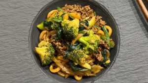 Yaki udon nudlar recept - nudelwok med färs, broccoli och spenat